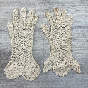Vintage Victorian Gloves Lace Hand Crocheted Cuffed Ladies Small Off White